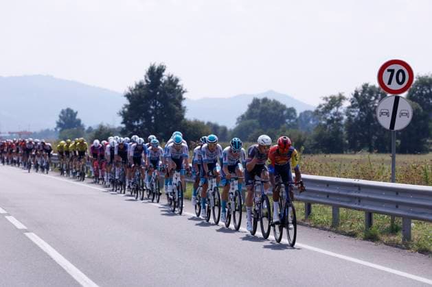 The pack compete in the first stage of 80th Vuelta a Espana cycling tour in Turin, Italy, 23 August 2025. The stage covers 183 km between the cities of Tutin and Novara. First stage of Vuelta a Espana tour !ACHTUNG: NUR REDAKTIONELLE NUTZUNG!  Copyright: xJavierxLizonx GRAF1752 20250823-55017721188_1