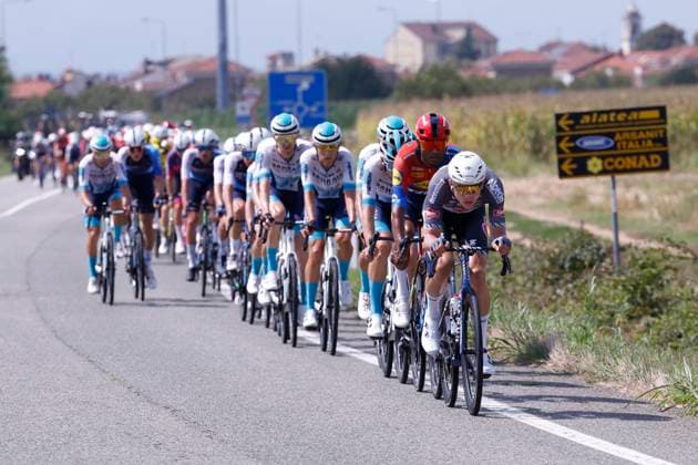 The pack compete in the first stage of 80th Vuelta a Espana cycling tour in Turin, Italy, 23 August 2025. The stage covers 183 km between the cities of Tutin and Novara. First stage of Vuelta a Espana tour !ACHTUNG: NUR REDAKTIONELLE NUTZUNG!  Copyright: xJavierxLizonx GRAF1748 20250823-55017721192_1