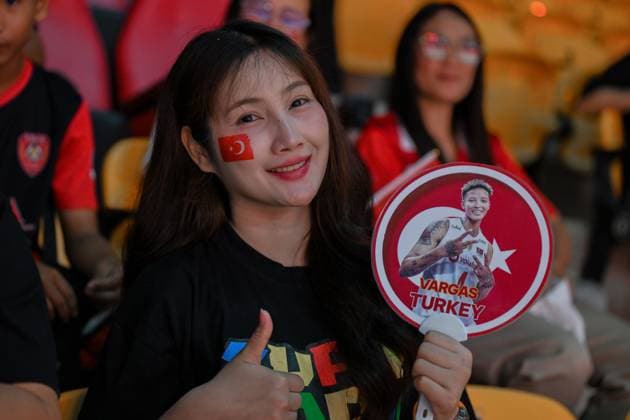 Turkiye v Spain - FIVB Women s Volleyball World Championship, WM, Weltmeisterschaft NAKHON RATCHASIMA, THAILAND - AUGUST 23: Fans cheer for Turkiye’s national women’s volleyball team during a training session ahead of the FIVB Women’s World Volleyball Championship match against Spain at Korat Chatchai Hall in Nakhon Ratchasima, Thailand, on August 23, 2025. Mustafa Hatipoglu Anadolu Nakhon Ratchasima Thailand. Editorial use only. Please get in touch for any other usage.  Copyright: x2025xAnadoluxMustafaxHatipoglux