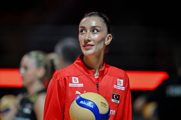 Turkiye v Spain - FIVB Women s Volleyball World Championship, WM, Weltmeisterschaft NAKHON RATCHASIMA, THAILAND - AUGUST 23: Turkiye’s Hande Baladin (7) takes part in a training session ahead of the FIVB Women’s World Volleyball Championship match against Spain at Korat Chatchai Hall in Nakhon Ratchasima, Thailand, on August 23, 2025. Mustafa Hatipoglu Anadolu Nakhon Ratchasima Thailand. Editorial use only. Please get in touch for any other usage.  Copyright: x2025xAnadoluxMustafaxHatipoglux