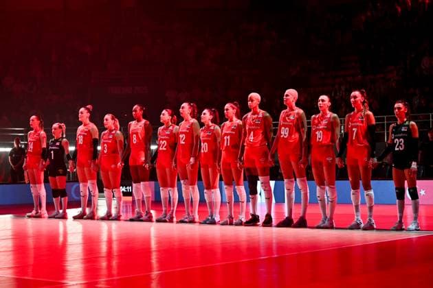 Turkiye v Spain - FIVB Women s Volleyball World Championship, WM, Weltmeisterschaft NAKHON RATCHASIMA, THAILAND - AUGUST 23: Turkiye’s national women’s volleyball team stand during the ceremony ahead of the FIVB Women’s World Volleyball Championship match against Spain at Korat Chatchai Hall in Nakhon Ratchasima, Thailand, on August 23, 2025. Mustafa Hatipoglu Anadolu Nakhon Ratchasima Thailand. Editorial use only. Please get in touch for any other usage.  Copyright: x2025xAnadoluxMustafaxHatipoglux