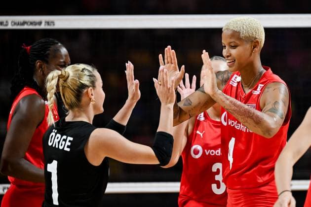 Turkiye v Spain - FIVB Women s Volleyball World Championship, WM, Weltmeisterschaft NAKHON RATCHASIMA, THAILAND - AUGUST 23: Turkiye’s Gizem Orge (1) and Melissa Vargas (4) celebrate after a point during the FIVB Women’s World Volleyball Championship match against Spain at Korat Chatchai Hall in Nakhon Ratchasima, Thailand, on August 23, 2025. Mustafa Hatipoglu Anadolu Nakhon Ratchasima Thailand. Editorial use only. Please get in touch for any other usage.  Copyright: x2025xAnadoluxMustafaxHatipoglux