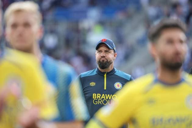 After the defeat with the team with the fans Heiner Backhaus Eintracht Braunschweig, Head Coach , GER, Karlsruher SC vs Eintracht Braunschweig, 2 Bundesliga, Matchday 3, 2025 2026, 23 08 2025, DFL REGULATIONS PROHIBIT ANY USE OF PHOTOGRAPHS AS IMAGE SEQUENCES AND OR QUASI VIDEO, GER, Karlsruher SC vs Eintracht Braunschweig, 2 Bundesliga, Matchday 3, 2025 2026, 23 08 2025 Karlsruhe Copyright: xEibner-Pressefoto JanxPrihodax EP_JPA
