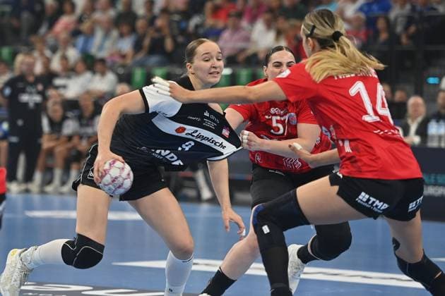 Nieke KUEHNE Blomberg Lippe ,action,duel against Josefine HANFLAND Thueringer HC and Anika NIEDERWIESER Thueringer HC , Handball Super Cup 2025 of the women HSG Blomberg Lippe vs Thueringer HC on 23 08 2025, SAP GARDEN Muenchen