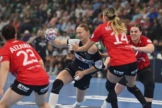 Nieke KUEHNE Blomberg Lippe ,action,duel against Anika NIEDERWIESER Thueringer HC and Josefine HANFLAND Thueringer HC Womens Handball Super Cup 2025 HSG Blomberg Lippe vs Thueringer HC on 23 08 2025, SAP GARDEN Munich