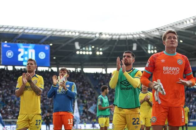 Defeated Braunschweig players Ron Thorben Hoffmann Eintracht Braunschweig, goalkeeper 01 Fabio Di Michele Sanchez Eintracht Braunschweig, 22 Elhan Kastrati Eintracht Braunschweig, goalkeeper 13 Sebastian Polter Eintracht Braunschweig, 17 , GER, Karlsruher SC vs Eintracht Braunschweig, 2 Bundesliga, Matchday 3, 2025 2026, 23 08 2025, DFL REGULATIONS PROHIBIT ANY USE OF PHOTOGRAPHS AS IMAGE SEQUENCES AND OR QUASI VIDEO, GER, Karlsruher SC vs Eintracht Braunschweig, 2 Bundesliga, Matchday 3, 2025 2026, 23 08 2025 Karlsruhe Copyright: xEibner-Pressefoto JanxPrihodax EP_JPA