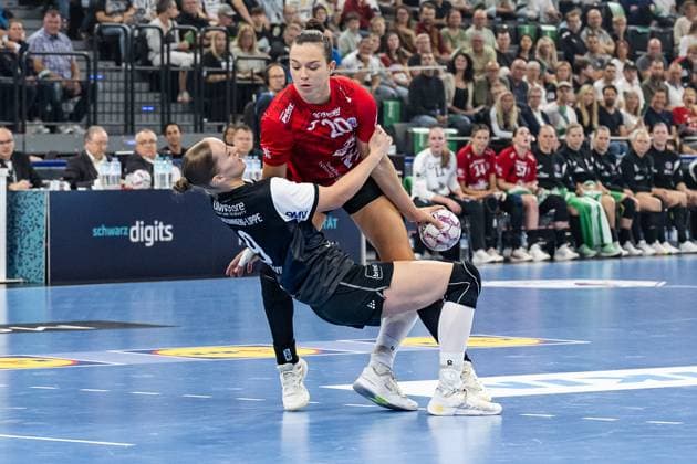 Nieke Kuehne HSG Blomberg Lippe, 9 in defense against Jana Scheib Thueringer HC, 20 GER, HSG Blomberg Lippe vs Thueringer HC, Handball, HBF Supercup 2025, Final, 23 08 2025 GER, HSG Blomberg Lippe vs Thueringer HC, Handball, HBF Supercup 2025, Final, 23 08 2025 Muenchen Copyright: xEibner-Pressefoto HeikexFeinerx EP_HFR