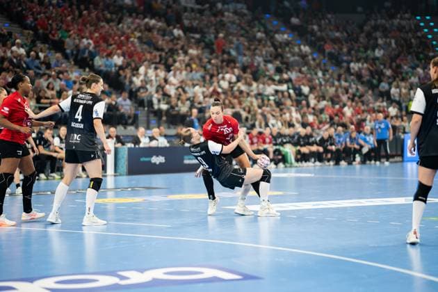 HSG Blomberg Lippe GER vs Thueringer HC GER , Handball, 1 Handball Bundesliga Women, Supercup, Season 2025 2026, Munich, 23 08 2025 Nieke Kuehne HSG Blomberg Lippe, 09 and Jana Scheib Thueringer HC, 20 in duel Muenchen SAP Garden Germany