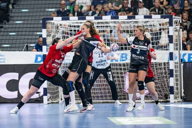 Josefine Hanfland Thueringer HC, 57 and Anika Niederwieser Thueringer HC, 14 defend against Malin Sandberg HSG Blomberg Lippe, 28 , right Laura Rueffieux HSG Blomberg Lippe, 3 GER, HSG Blomberg Lippe vs Thueringer HC, Handball, HBF Supercup 2025, Final, 23 08 2025 GER, HSG Blomberg Lippe vs Thueringer HC, Handball, HBF Supercup 2025, Final, 23 08 2025 Munich Copyright: xEibner-Pressefoto HeikexFeinerx EP_HFR
