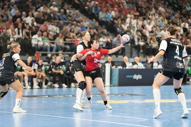 HSG Blomberg Lippe GER vs Thueringer HC GER , Handball, 1 Handball Bundesliga Women, Supercup, Season 2025 2026, Munich, 23 08 2025 Nieke Kuehne HSG Blomberg Lippe, 09 and Natsuki Aizawa Thueringer HC, 23 in duel Muenchen SAP Garden Germany