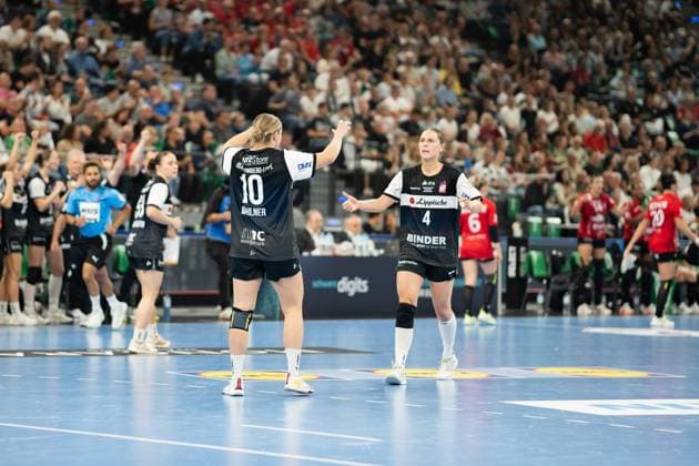 HSG Blomberg Lippe GER vs Thueringer HC GER , Handball, 1 Handball Bundesliga Women, Supercup, Season 2025 2026, Munich, 23 08 2025 v l Maxi Muehlner HSG Blomberg Lippe, 10 and Andrea Jacobsen HSG Blomberg Lippe, 04 cheer after a goal Munich SAP Garden Germany