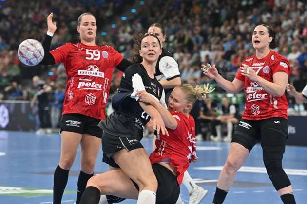 Nuria BUCHER Blomberg Lippe ,Action,Throw against Csenge KUCZORA li,Thueringer HC Handball Super Cup 2025 Women HSG Blomberg Lippe vs Thueringer HC on 23 08 2025, SAP GARDEN Muenchen