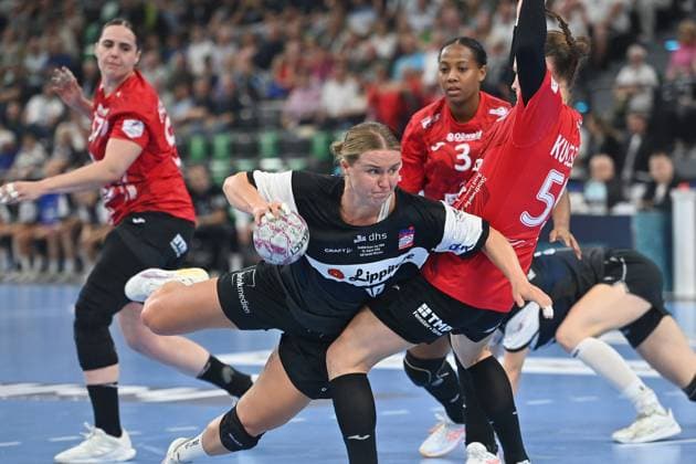 Maxi MUEHLNER Blomberg Lippe ,Action,Throw against Csenge KUCZORA Thueringer HC Handball Super Cup 2025 Women HSG Blomberg Lippe vs Thueringer HC on 23 08 2025, SAP GARDEN Muenchen