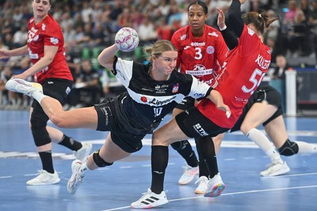Maxi MUEHLNER Blomberg Lippe ,Action,Throw against Csenge KUCZORA Thueringer HC Handball Super Cup 2025 Women HSG Blomberg Lippe vs Thueringer HC on 23 08 2025, SAP GARDEN Muenchen