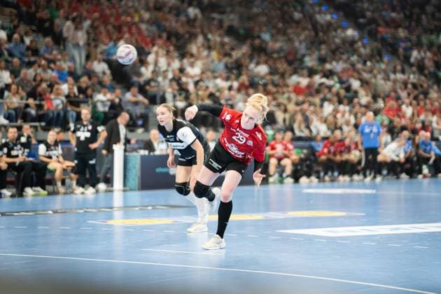 HSG Blomberg Lippe GER vs Thueringer HC GER , Handball, 1 Handball Bundesliga Women, Supercup, Season 2025 2026, Munich, 23 08 2025 Johanna Reichert Thueringer HC, 29 on a 7 meter throw Muenchen SAP Garden Germany