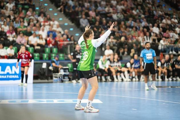 HSG Blomberg Lippe GER vs Thueringer HC GER , Handball, 1 Handball Bundesliga Women, Supercup, Season 2025 2026, Munich, 23 08 2025 Melanie Veith HSG Blomberg Lippe, 16 in defense against a 7 meter throw Muenchen SAP Garden Germany