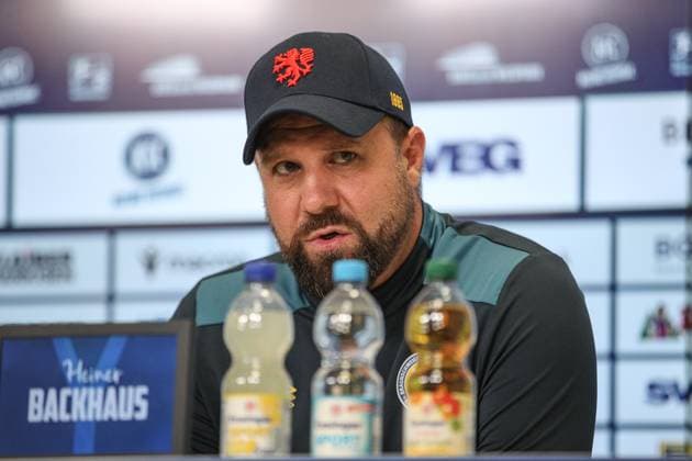 Heiner Backhaus Eintracht Braunschweig, Head Coach after the match at the PK, GER, Karlsruher SC vs Eintracht Braunschweig, 2 Bundesliga, Matchday 3, 2025 2026, 23 08 2025, DFL REGULATIONS PROHIBIT ANY USE OF PHOTOGRAPHS AS IMAGE SEQUENCES AND OR QUASI VIDEO, GER, Karlsruher SC vs Eintracht Braunschweig, 2 Bundesliga, Matchday 3, 2025 2026, 23 08 2025 Karlsruhe Copyright: xEibner-Pressefoto JanxPrihodax EP_JPA