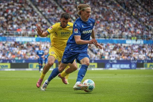 On the ball David Herold Karlsruher SC, 20 vs Mehmet Aydin Eintracht Braunschweig, 08 , GER, Karlsruher SC vs Eintracht Braunschweig, 2 Bundesliga, Matchday 3, 2025 2026, 23 08 2025, DFL REGULATIONS PROHIBIT ANY USE OF PHOTOGRAPHS AS IMAGE SEQUENCES AND OR QUASI VIDEO, GER, Karlsruher SC vs Eintracht Braunschweig, 2 Bundesliga, Matchday 3, 2025 2026, 23 08 2025 Karlsruhe Copyright: xEibner-Pressefoto JanxPrihodax EP_JPA