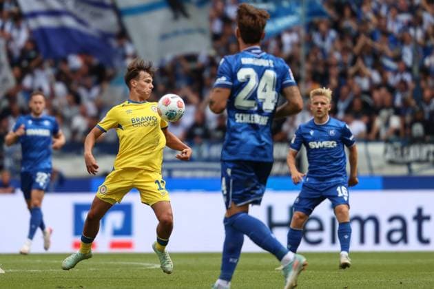 Ball acceptance Max Marie Eintracht Braunschweig, 15 Andreas Mueller Karlsruher SC, 16 , GER, Karlsruher SC vs Eintracht Braunschweig, 2 Bundesliga, Matchday 3, 2025 2026, 23 08 2025, DFL REGULATIONS PROHIBIT ANY USE OF PHOTOGRAPHS AS IMAGE SEQUENCES AND OR QUASI VIDEO, GER, Karlsruher SC vs Eintracht Braunschweig, 2 Bundesliga, Matchday 3, 2025 2026, 23 08 2025 Karlsruhe Copyright: xEibner-Pressefoto JanxPrihodax EP_JPA