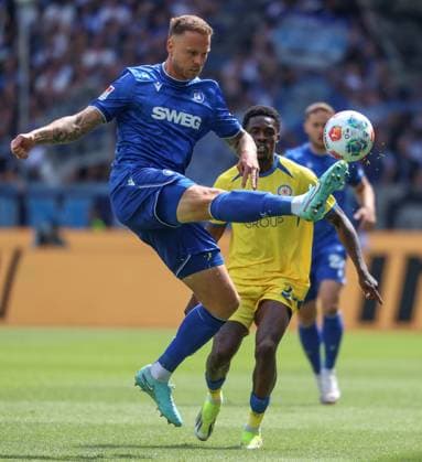 Marcel Franke Karlsruher SC, 28 klaert vor Christian Conteh Eintracht Braunschweig, 32 , GER, Karlsruher SC vs Eintracht Braunschweig, 2 Bundesliga, 3 Spieltag, 2025 2026, 23 08 2025, DFL REGULATIONS PROHIBIT ANY USE OF PHOTOGRAPHS AS IMAGE SEQUENCES AND OR QUASI VIDEO, GER, Karlsruher SC vs Eintracht Braunschweig, 2 Bundesliga, 3 Spieltag, 2025 2026, 23 08 2025 Karlsruhe Copyright: xEibner-Pressefoto JanxPrihodax EP_JPA