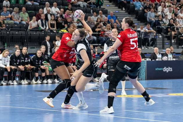 Andrea Jacobsen HSG Blomberg Lippe, 4 tanks between Sharon Nooitmeer Thueringer HC, 3 and Josefine Hanfland Thueringer HC, 57 GER, HSG Blomberg Lippe vs Thueringer HC, Handball, HBF Supercup 2025, Final, 23 08 2025 GER, HSG Blomberg Lippe vs Thueringer HC, Handball, HBF Supercup 2025, Final, 23 08 2025 Munich Copyright: xEibner-Pressefoto HeikexFeinerx EP_HFR