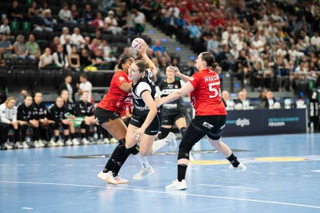 HSG Blomberg Lippe GER vs Thueringer HC GER , Handball, 1 Handball Bundesliga Women, Supercup, Season 2025 2026, Munich, 23 08 2025 Andrea Jacobsen HSG Blomberg Lippe, 04 in attack against v l Sharon Nooitmeer Thueringer HC, 03 and Josefine Hanfland Thueringer HC, 57 Munich SAP Garden Germany