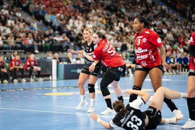 HSG Blomberg Lippe GER vs Thueringer HC GER , Handball, 1 Handball Bundesliga Women, Supercup, Season 2025 2026, Munich, 23 08 2025 Laura Rueffieux HSG Blomberg Lippe, 03 is defended by Josefine Hanfland Thueringer HC, 57 Muenchen SAP Garden Germany