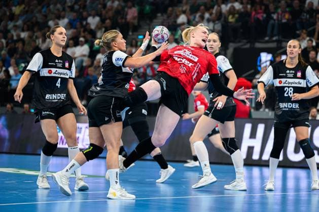 Muenchen HBF Super Cup 2025 HSG Blomberg Lippe Thueringer HC v li Alexia Hauf Blomberg , Johanna Reichert Thueringer HC Muenchen SAP Garden Bayern Germany