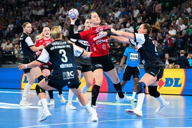Muenchen HBF Super Cup 2025 HSG Blomberg Lippe Thueringer HC v li Laura Rüffieux Rueffieux Blomberg , Csenge Kuczora Thueringer HC , blo Muenchen SAP Garden Bayern Germany