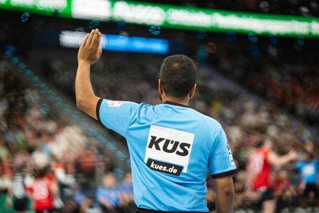 HSG Blomberg Lippe GER vs Thueringer HC GER , Handball, 1 Handball Bundesliga Women, Supercup, Season 2025 2026, Munich, 23 08 2025 The referee indicates timeout Muenchen SAP Garden Germany