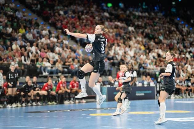 HSG Blomberg Lippe GER vs Thueringer HC GER , Handball, 1 Handball Bundesliga Women, Supercup, Season 2025 2026, Munich, 23 08 2025 Nieke Kuehne HSG Blomberg Lippe, 09 in goal throw Muenchen SAP Garden Germany