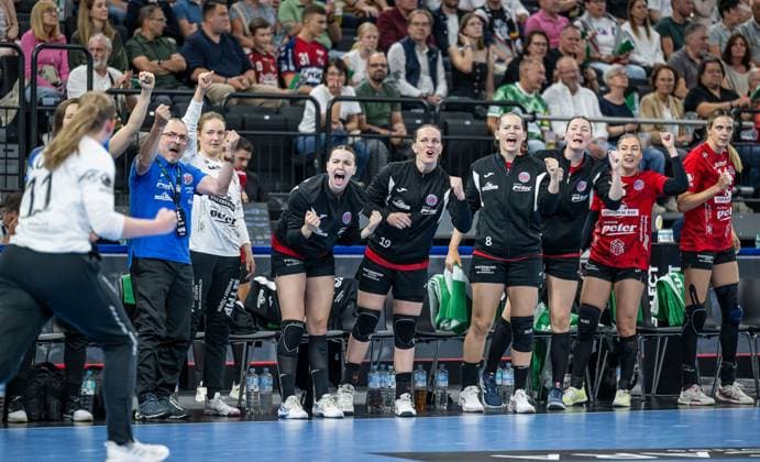 Cheers on the Thuringian bench after a successful save by Laura Kuske Goalkeeper, Thueringer HC, 11 GER, HSG Blomberg Lippe vs Thueringer HC, Handball, HBF Supercup 2025, Final, 23 08 2025 GER, HSG Blomberg Lippe vs Thueringer HC, Handball, HBF Supercup 2025, Final, 23 08 2025 Munich Copyright: xEibner-Pressefoto HeikexFeinerx EP_HFR