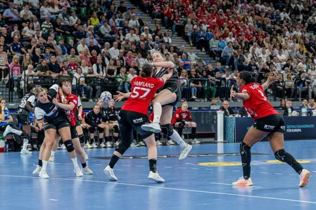 Josefine Hanfland Thueringer HC, 57 defends against Nieke Kuehne HSG Blomberg Lippe, 9 , left Natsuki Aizawa Thueringer HC, 23 , right Sharon Nooitmeer Thueringer HC, 3 GER, HSG Blomberg Lippe vs Thueringer HC, Handball, HBF Supercup 2025, Final, 23 08 2025 GER, HSG Blomberg Lippe vs Thueringer HC, Handball, HBF Supercup 2025, Final, 23 08 2025 Munich Copyright: xEibner-Pressefoto HeikexFeinerx EP_HFR
