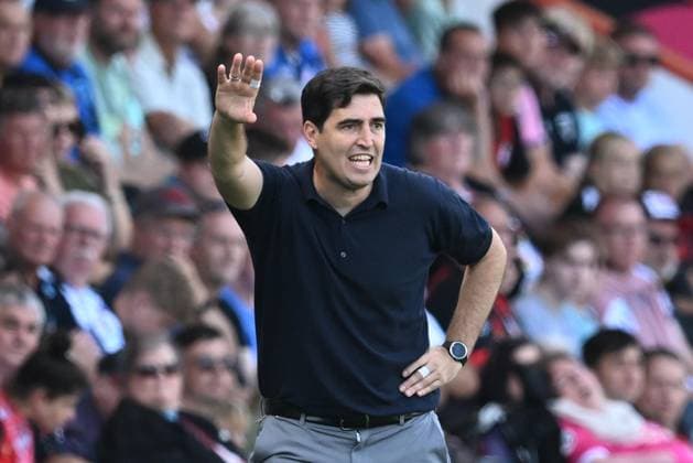 Bournemouth v Wolverhampton Wanderers Premier League 23 08 2025. AFC Bournemouth manager Andoni Iraola gestures during the Premier League match between Bournemouth and Wolverhampton Wanderers at the Vitality Stadium, Bournemouth, England on 23 August 2025. Bournemouth Vitality Stadium Dorset England Editorial use only DataCo restrictions apply See www.football-dataco.com , Copyright: xGrahamxHuntx PSI-22680-0037
