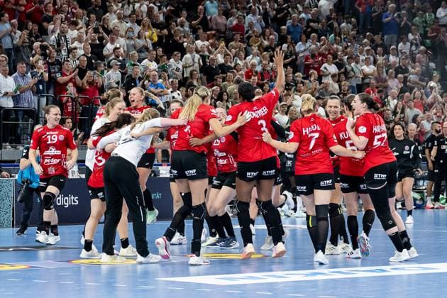 The players of Thueringer HC celebrate winning the HBF Handball Supercup 2025 GER, HSG Blomberg Lippe vs Thueringer HC, Handball, HBF Supercup 2025, Final, 23 08 2025 GER, HSG Blomberg Lippe vs Thueringer HC, Handball, HBF Supercup 2025, Final, 23 08 2025 Muenchen immediately after the end of the match and a 31 30 victory Copyright: xEibner-Pressefoto HeikexFeinerx EP_HFR