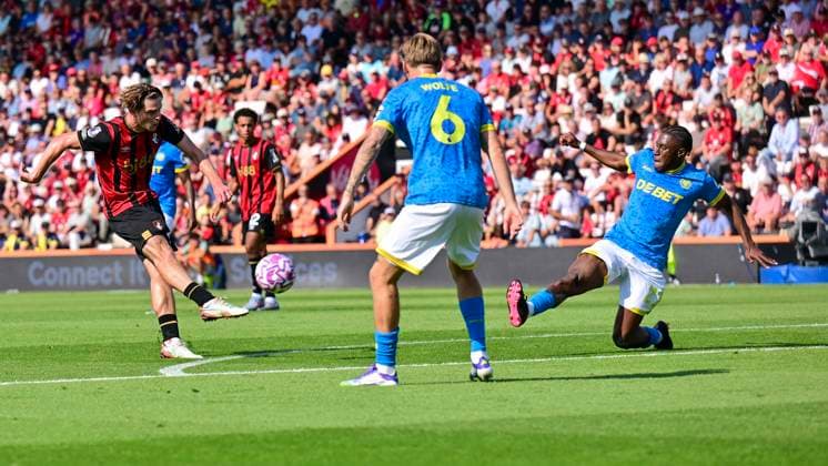 Bournemouth v Wolverhampton Wanderers Premier League Alex Scott of Bournemouth shoots during the Premier League match at the Vitality Stadium, Bournemouth UK Newspapers OUT Copyright: xJeremyxLandeyx FIL-22134-0024