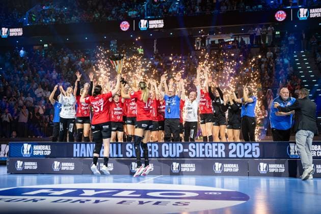 HSG Blomberg Lippe GER vs Thueringer HC GER , Handball, 1 Handball Bundesliga Women, Supercup, Season 2025 2026, Munich, 23 08 2025 The team of Thueringer HC GER celebrates their victory in the Supercup against HSG Blomberg Lippe GER Josefine Hanfland Thueringer HC, 57 and Anika Niederwieser Thueringer HC, 14 lift the trophy Muenchen SAP Garden Germany