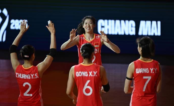 (250823) -- CHIANG MAI, Aug. 23, 2025 -- Li Yingying (back) of China reacts before the Preliminary Phase Pool F match between China and Mexico at the Volleyball Women s World Championship, WM, Weltmeisterschaft in Chiang Mai, Thailand, Aug. 23, 2025. ) (SP)THAILAND-CHIANG MAI-VOLLEYBALL-WOMEN S WORLD CHAMPIONSHIP-CHINA VS MEXICO HouxZhaokang 