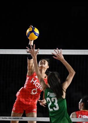 (250823) -- CHIANG MAI, Aug. 23, 2025 -- Gong Xiangyu (L) of China spikes the ball during the Preliminary Phase Pool F match between China and Mexico at the Volleyball Women s World Championship, WM, Weltmeisterschaft in Chiang Mai, Thailand, Aug. 23, 2025. ) (SP)THAILAND-CHIANG MAI-VOLLEYBALL-WOMEN S WORLD CHAMPIONSHIP-CHINA VS MEXICO HouxZhaokang 
