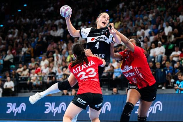 Muenchen HBF Super Cup 2025 HSG Blomberg Lippe Thueringer HC v li Natsuki Aizawa Thueringer HC , Andrea Jacobsen Blomberg , Sharon Nooitmeer Thueringer HC Muenchen SAP Garden Bayern Germany