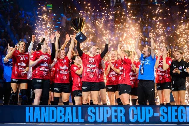 Muenchen HBF Super Cup 2025 HSG Blomberg Lippe Thueringer HC Csenge Kuczora Thueringer HC Schlussjubel Schlußjubel Emotion Freude Muenchen SAP Garden Bayern Germany