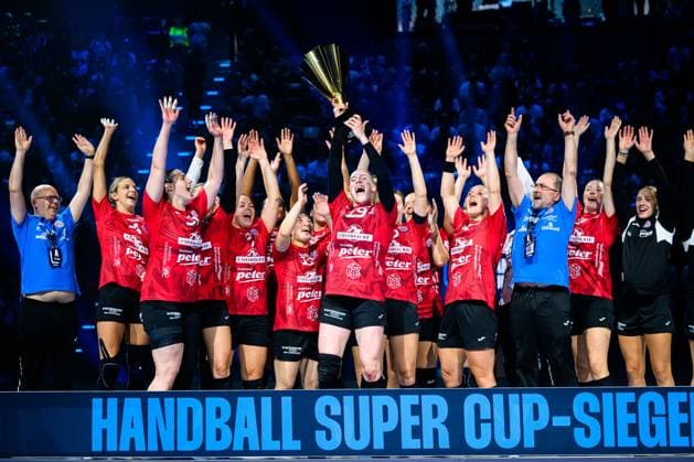 Muenchen HBF Super Cup 2025 HSG Blomberg Lippe Thueringer HC Johanna Reichert Thueringer HC lifts the trophy Muenchen SAP Garden Bayern Germany