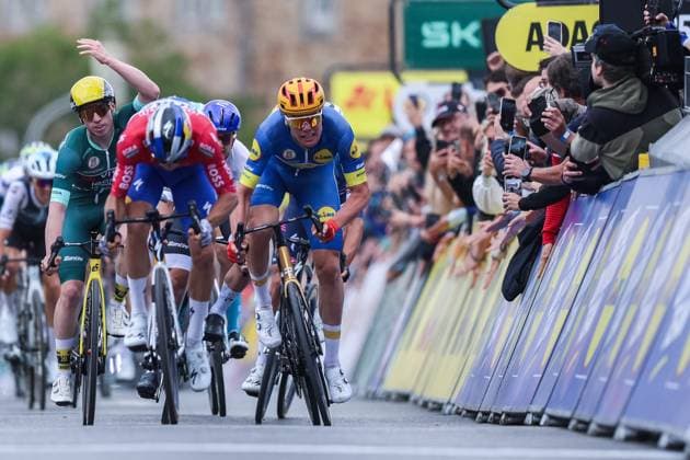 Cycling UCI ProSeries Men Elite LIDL Deutschland Tour 2025 Stage 3 Arnsberg Kassel on 23 08 2025 with Niklas Behrens TEAM VISMA LEASE A BIKE at the end, with Danny Van Poppel RED BULL BORA HANSGROHE , pushing James Matthew Brennan TEAM VISMA LEASE A BIKE , and Soren Waerenskjold UNO X MOBILITY , from xJRx