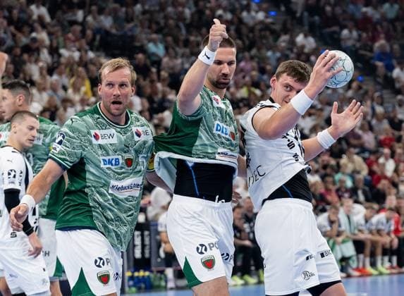 Max Darj Fuechse Berlin, 5 , Fabian Wiede Fuechse Berlin, 3 and Lukas Laube THW Kiel, 20 GER, Fuechse Berlin vs THW Kiel, Handball, HBL Supercup 2025, Final, 23 08 2025 GER, Fuechse Berlin vs THW Kiel, Handball, HBL Supercup 2025, Final, 23 08 2025 Muenchen Copyright: xEibner-Pressefoto HeikexFeinerx EP_HFR