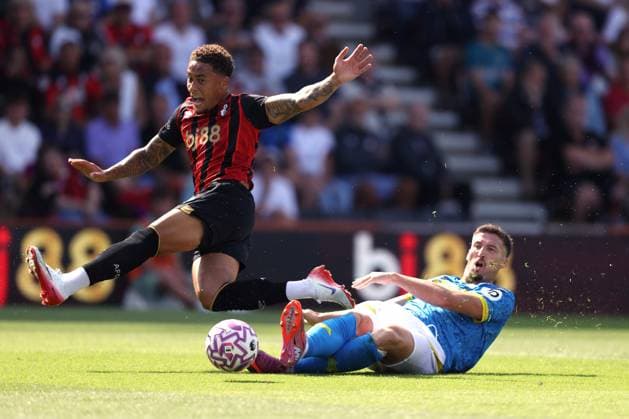 Bournemouth gegen Wolverhampton Wanderers 23. August 2025 Boscombe Premier League Fußball Bournemouth gegen Wolverhampton Wanderers Marcus Tavernier von Bournemouth wird von Matt Doherty von Wolverhampton Wanderers angegriffen Foto  Copyright: xMarkxLeechxOffside