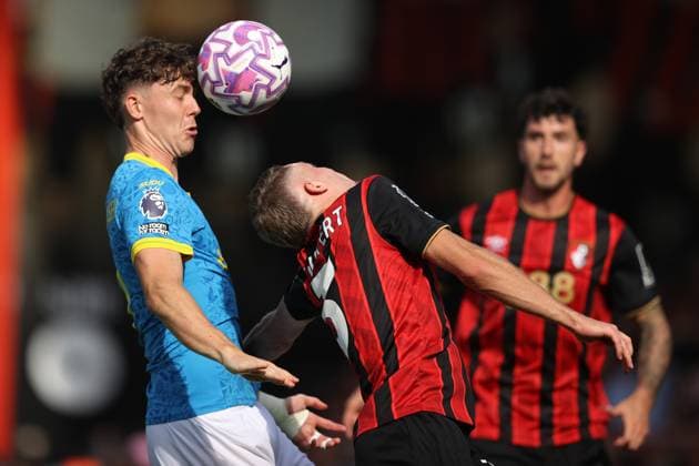 Bournemouth gegen Wolverhampton Wanderers 23. August 2025 Boscombe Premier League Fußball Bournemouth gegen Wolverhampton Wanderers Jorgen Strand Larsen von Wolverhampton Wanderers kommt mit dem Kopf vor Adrien Truffert von Bournemouth an den Ball Foto  Copyright: xMarkxLeechxOffside