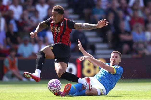 Bournemouth gegen Wolverhampton Wanderers 23. August 2025 Boscombe Premier League Fußball Bournemouth gegen Wolverhampton Wanderers Marcus Tavernier von Bournemouth wird von Matt Doherty von Wolverhampton Wanderers angegriffen Foto  Copyright: xMarkxLeechxOffside