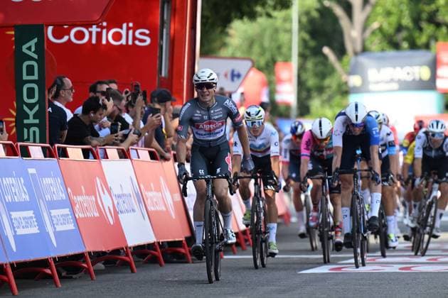 23-08-2025 Vuelta A Espana; Tappa 01 Venaria Reale - Novara; 2025, Alpecin - Deceuninck; 2025, Israel - Premier Tech; 2025, Caja Rural - Seguros Rga; 2025, Lotto; Philipsen, Jasper; Vernon, Ethan; Aular Sanabria, Orluis; Viviani, Elia; Novara; 