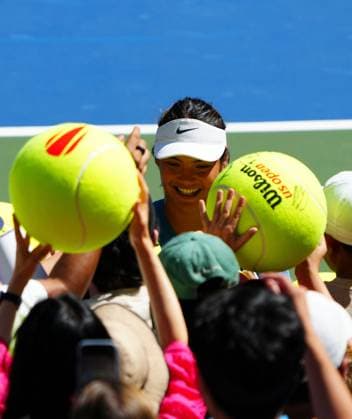 Emma Raducanu signs autographs after practice 2025 US Open, Saturday Previews, USTA Billie Jean King National Tennis Center, New York, USA - 23 Aug 2025New York USTA Billie Jean King National T New York (NY) United States of America  Copyright: xJavierxGarcia Shutterstockx 15451039al