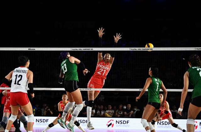 (250823) -- CHIANG MAI, Aug. 23, 2025 -- Gao Yi (C) of China blocks during the Preliminary Phase Pool F match between China and Mexico at the Volleyball Women s World Championship, WM, Weltmeisterschaft in Chiang Mai, Thailand, Aug. 23, 2025. ) (SP)THAILAND-CHIANG MAI-VOLLEYBALL-WOMEN S WORLD CHAMPIONSHIP-CHINA VS MEXICO HouxZhaokang 